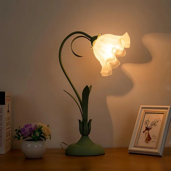 Lámpara de mesa floral vintage blanca, luz ajustable para lectura en dormitorio.