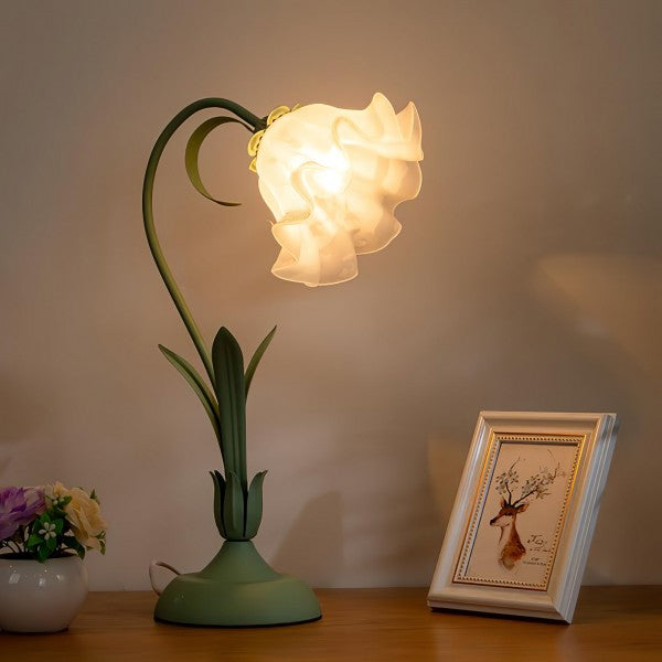 Lámpara de mesa floral vintage blanca con brazo ajustable, ideal para dormitorio.