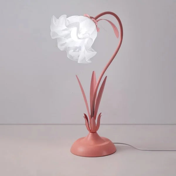 Elegante lámpara de mesa floral verde vintage, brazo ajustable, para un dormitorio chic.