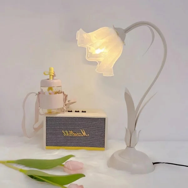 Lámpara de mesa floral vintage rosa, luz ajustable para lectura en dormitorio.