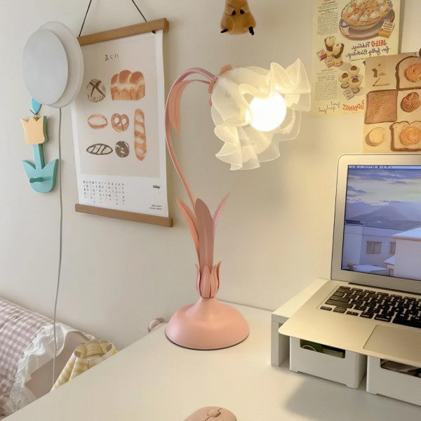 Lámpara de mesa rosa floral con diseño nostálgico, brazo ajustable para cualquier espacio.
