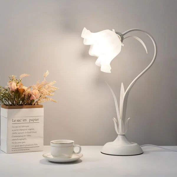 Lámpara de mesa floral rosa vintage, iluminación ajustable, perfecta para el hogar.