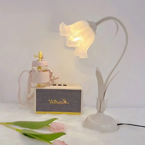 Lámpara de mesa floral blanca, estilo nostálgico con brazo ajustable, para tu salón.