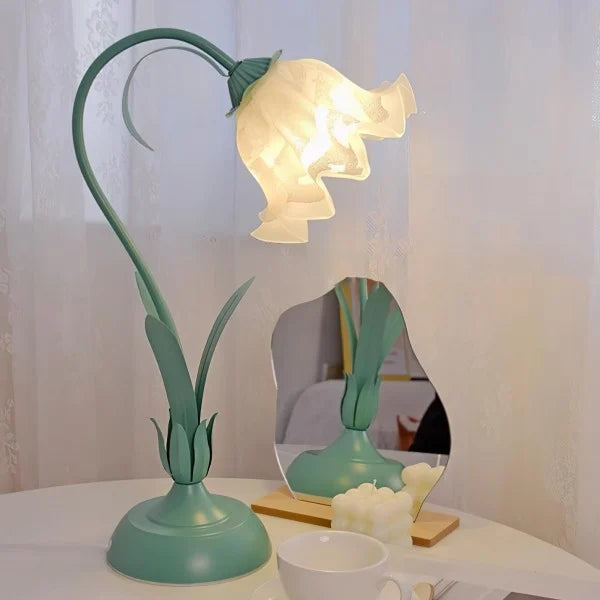 Lámpara de mesa floral blanca con brazo ajustable, diseño vintage para tu estudio.