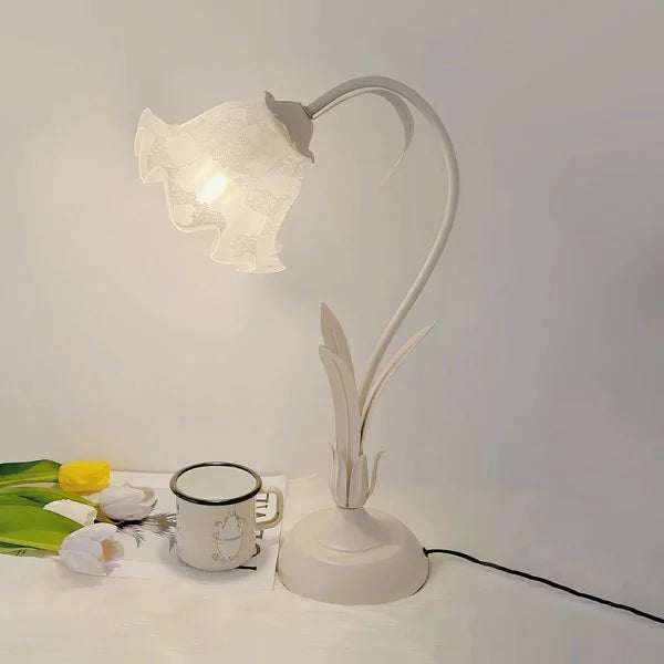 Lámpara de mesa blanca floral retro, brazo ajustable, luz interior para tu hogar.