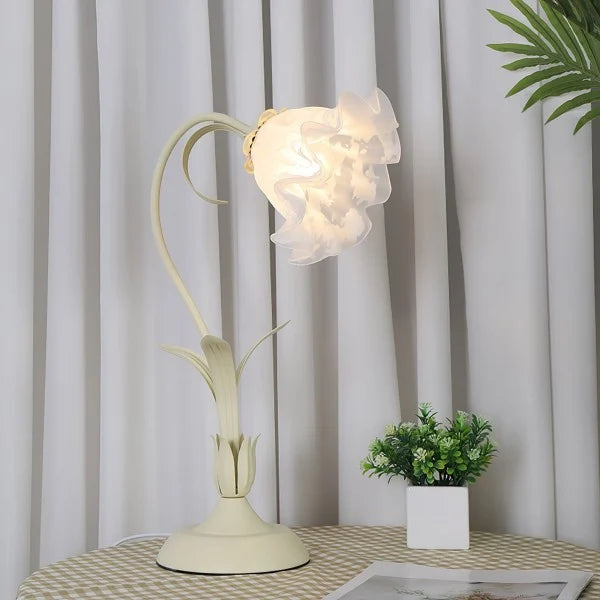 Iluminación ajustable: Lámpara de mesa floral blanca vintage, para un ambiente acogedor.