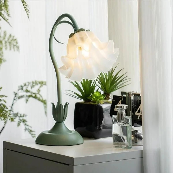 Lámpara de mesa blanca floral, estilo retro con brazo ajustable, decoración de salón.