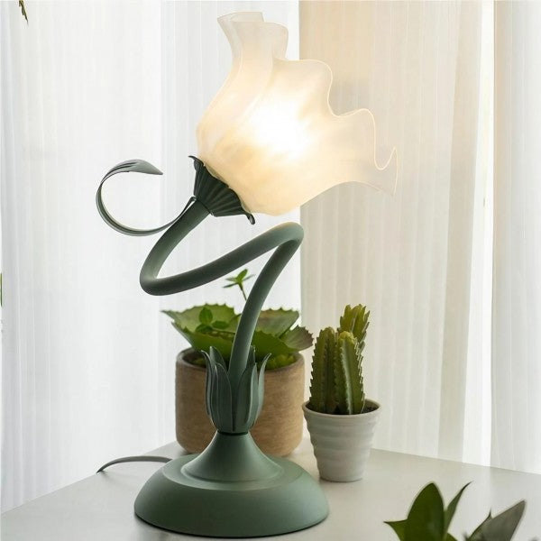 Lámpara de mesa floral verde con brazo ajustable, diseño vintage para tu estudio.