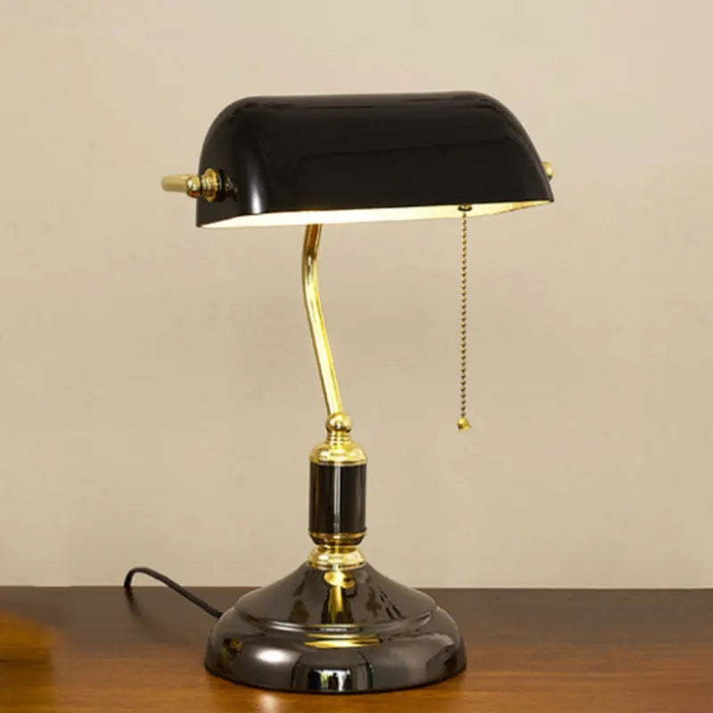 Lámpara de escritorio retro de bronce. Iluminación clásica para oficina o estudio.