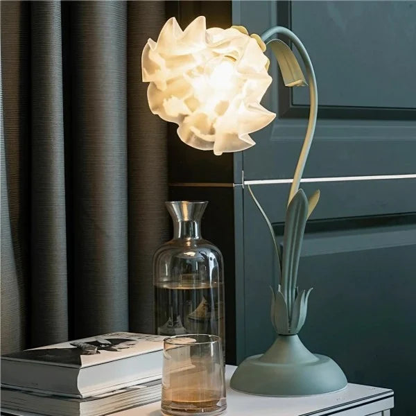 Lámpara de mesa floral vintage verde, luz ajustable para lectura en dormitorio.