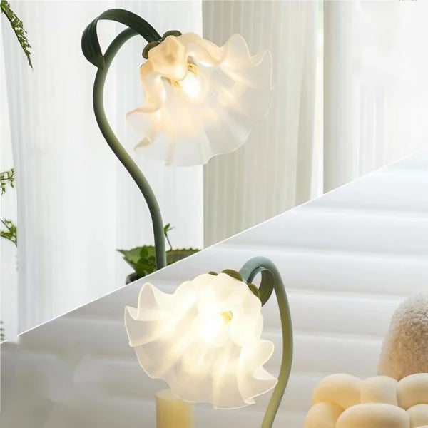 Lámpara de mesa verde floral con diseño nostálgico, brazo ajustable para cualquier espacio.