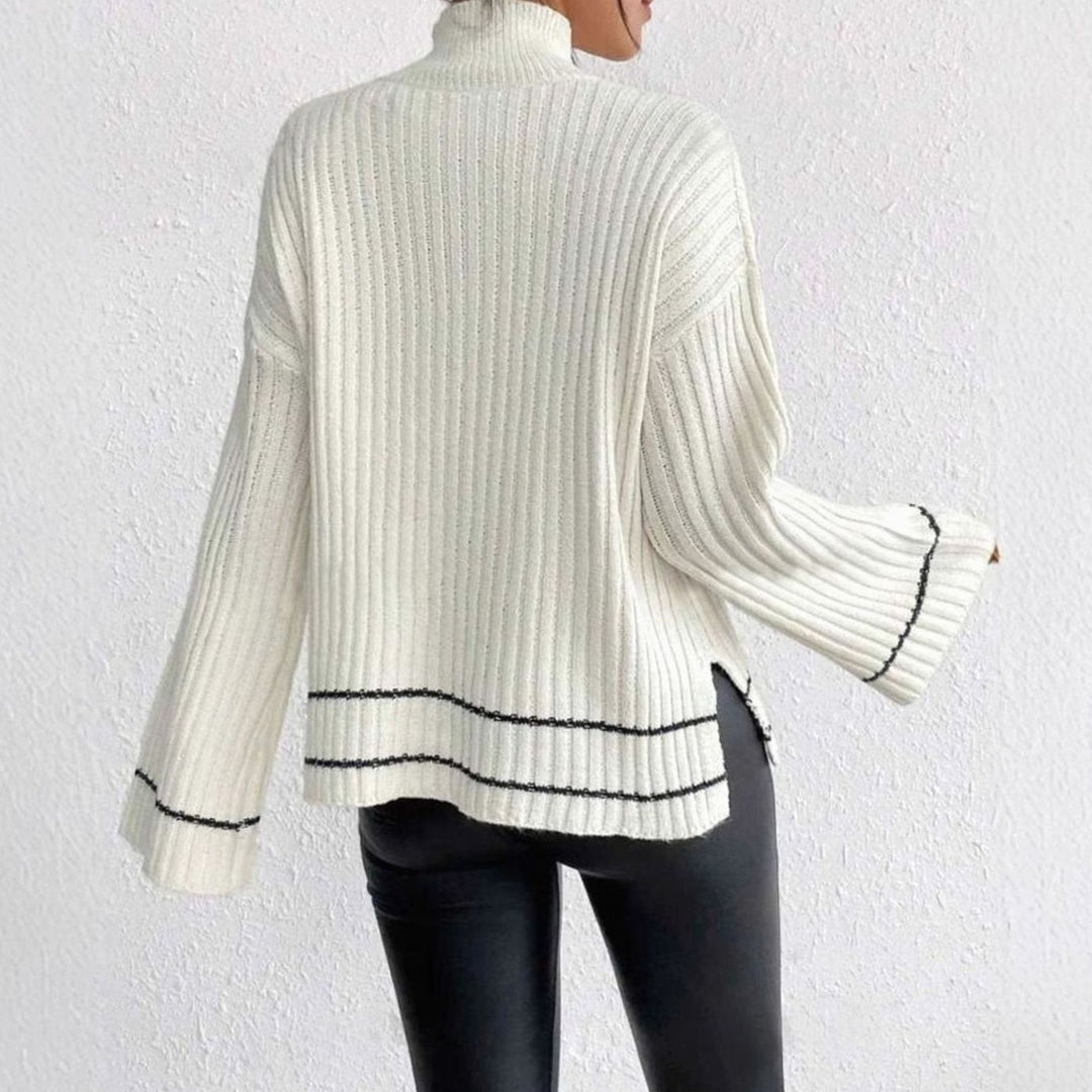 Cómodo jersey de punto de mujer con cuello alto y mangas acampanadas. Prenda de abrigo perfecta para invierno.