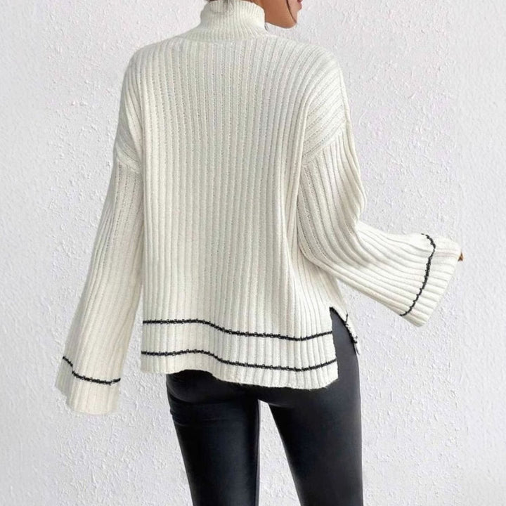 Cómodo jersey de punto de mujer con cuello alto y mangas acampanadas. Prenda de abrigo perfecta para invierno.