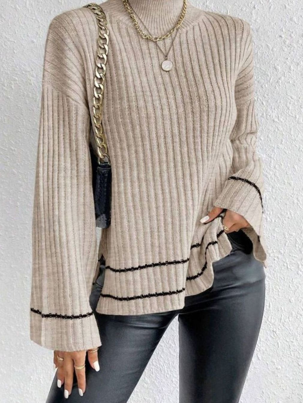 Jersey de mujer a rayas con cuello alto y mangas acampanadas. Estilo invernal, cómodo y chic.