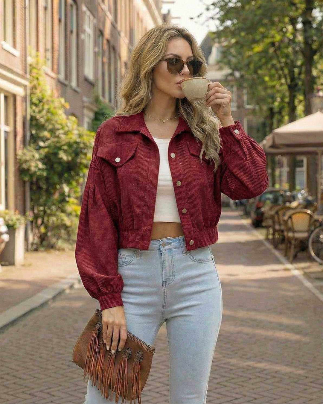 Chaqueta roja de mujer recortada con elegantes mangas de linterna. Perfecta para un look casual de otoño.