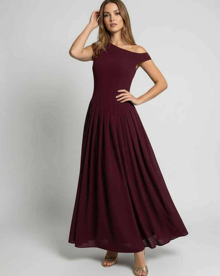 Vestido de noche burdeos para mujer. Estilo maxi con escote asimétrico, ideal para fiesta y eventos especiales.