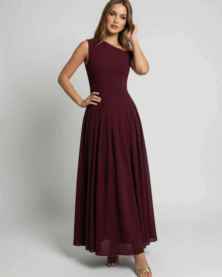 Vestido maxi elegante burdeos con silueta fluida, escote asimétrico. Moda femenina para noche y fiestas.
