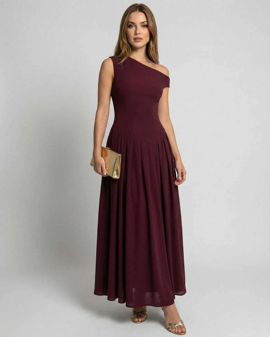 Vestido maxi burdeos elegante para noche con escote asimétrico. Ideal para fiesta o invitada de boda.