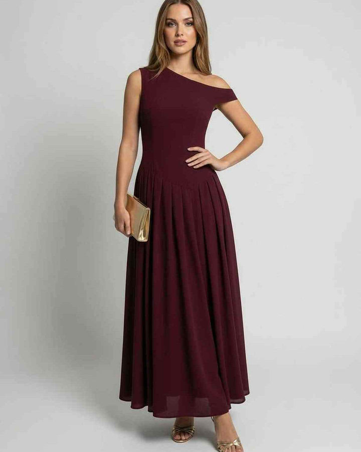 Vestido formal maxi A-line burdeos sin mangas. Diseño fluido y elegante para mujer, perfecto para eventos.