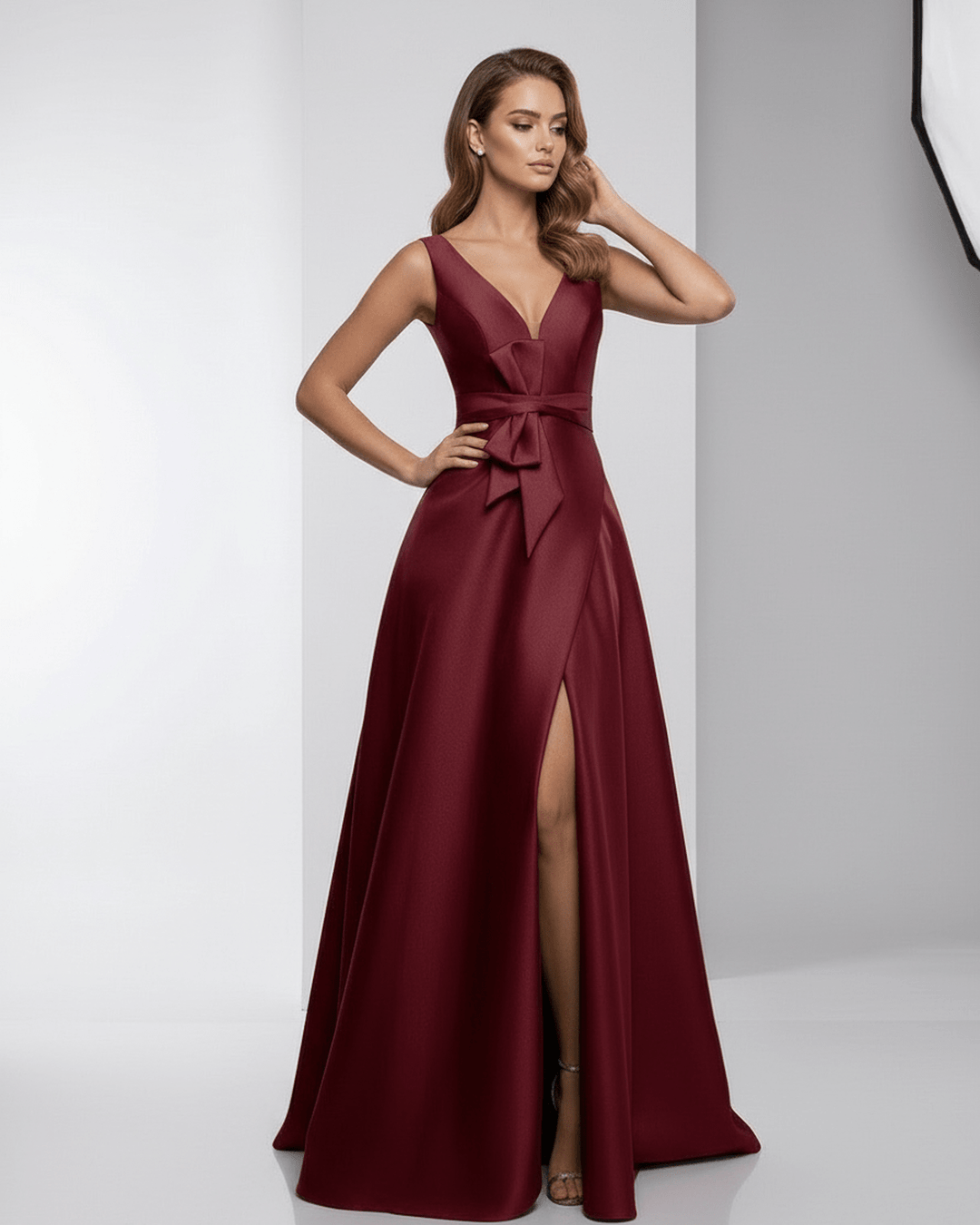 Mujer vistiendo un vestido maxi burdeos A-line, un atuendo formal y sofisticado para cualquier fiesta.