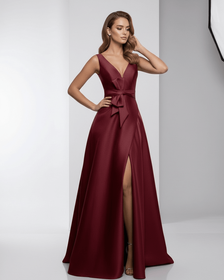 Mujer vistiendo un vestido maxi burdeos A-line, un atuendo formal y sofisticado para cualquier fiesta.