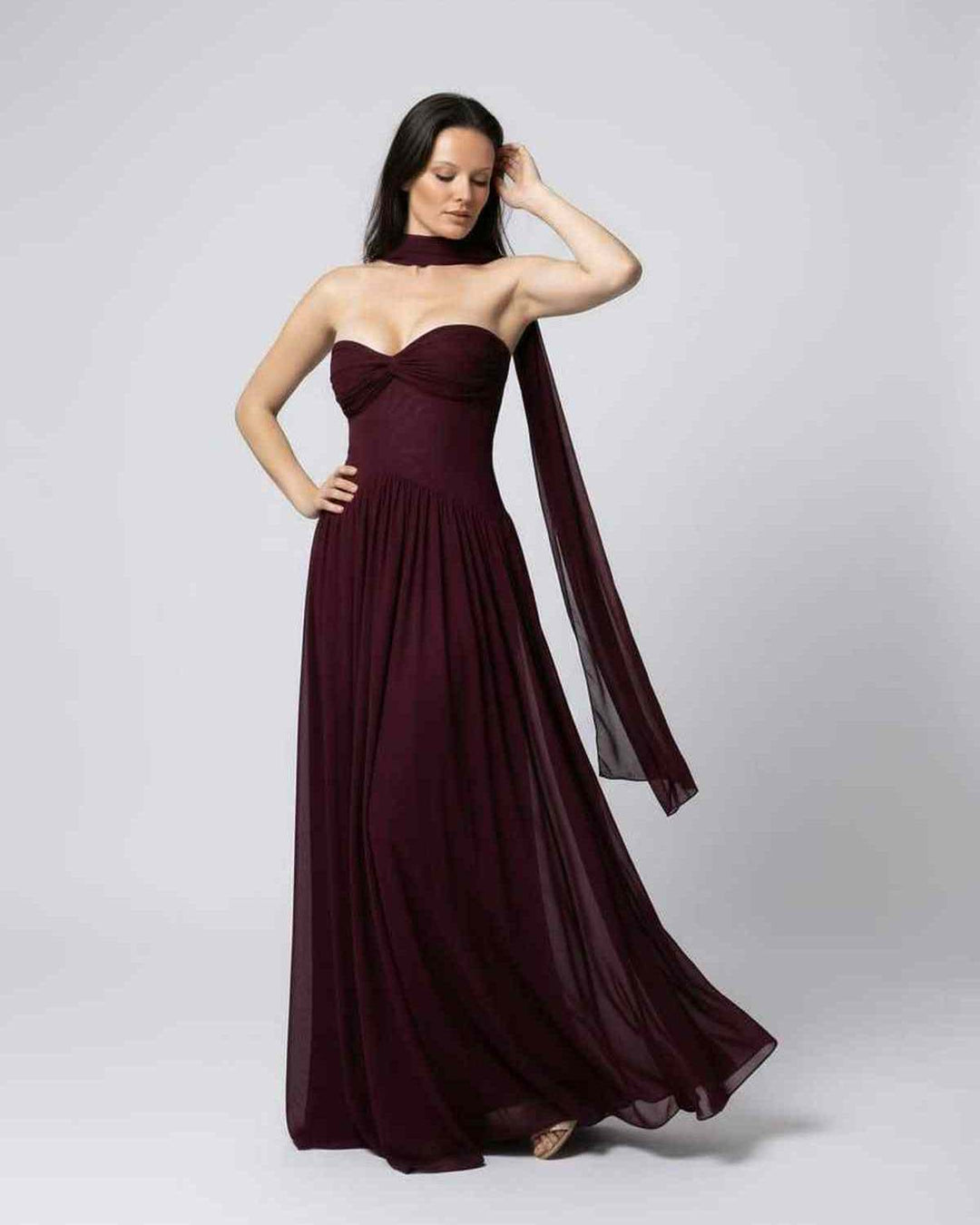 Vestido largo burdeos intenso para mujer, diseño sin tirantes, muy elegante para fiestas y ocasiones especiales.