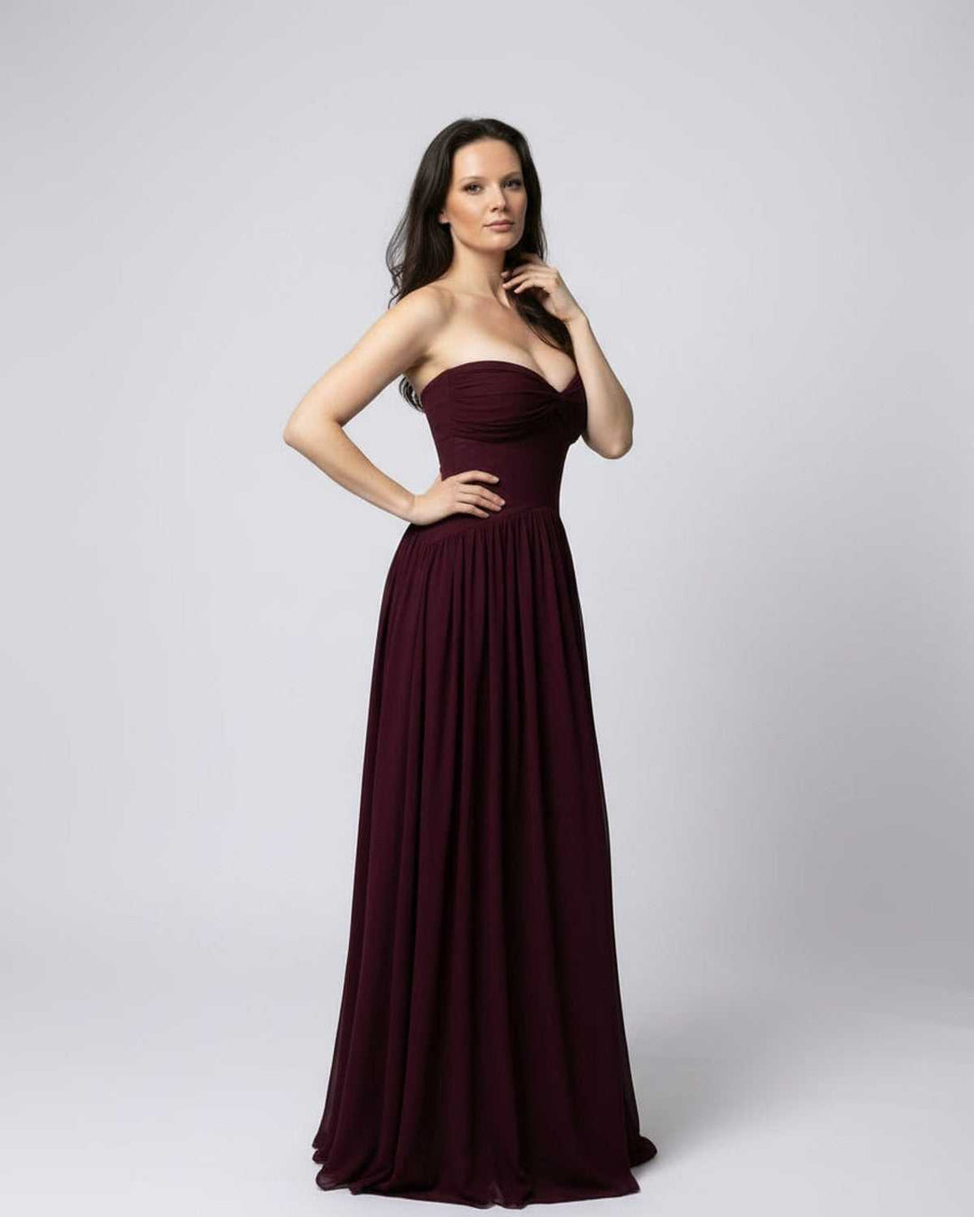 Elegante vestido maxi burdeos sin tirantes para mujer, con caída fluyente, ideal para eventos de noche.