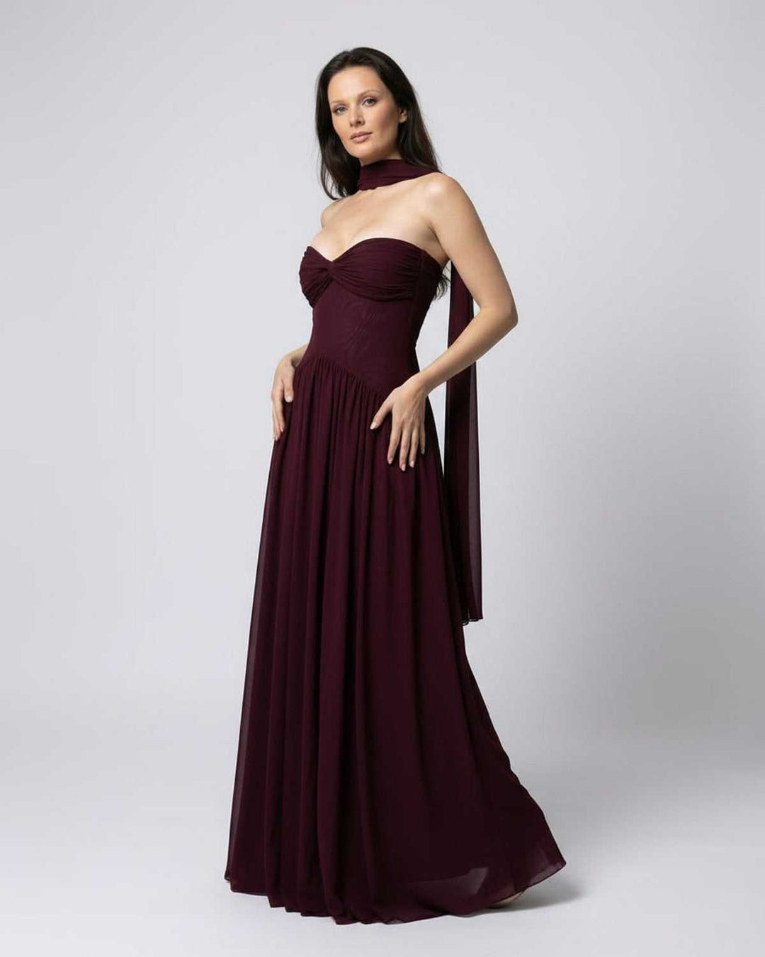 Vestido maxi burdeos sin tirantes para mujer, elegante y fluyente, ideal para fiestas y eventos de noche.