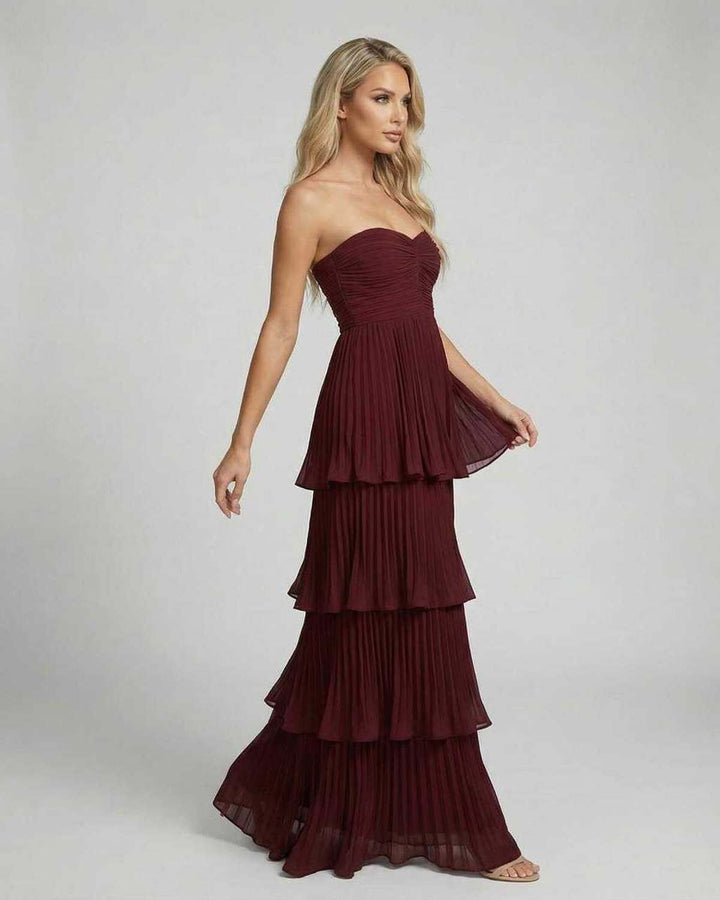 Lujoso vestido maxi burdeos sin tirantes, un look sofisticado para cenas y eventos de gala.