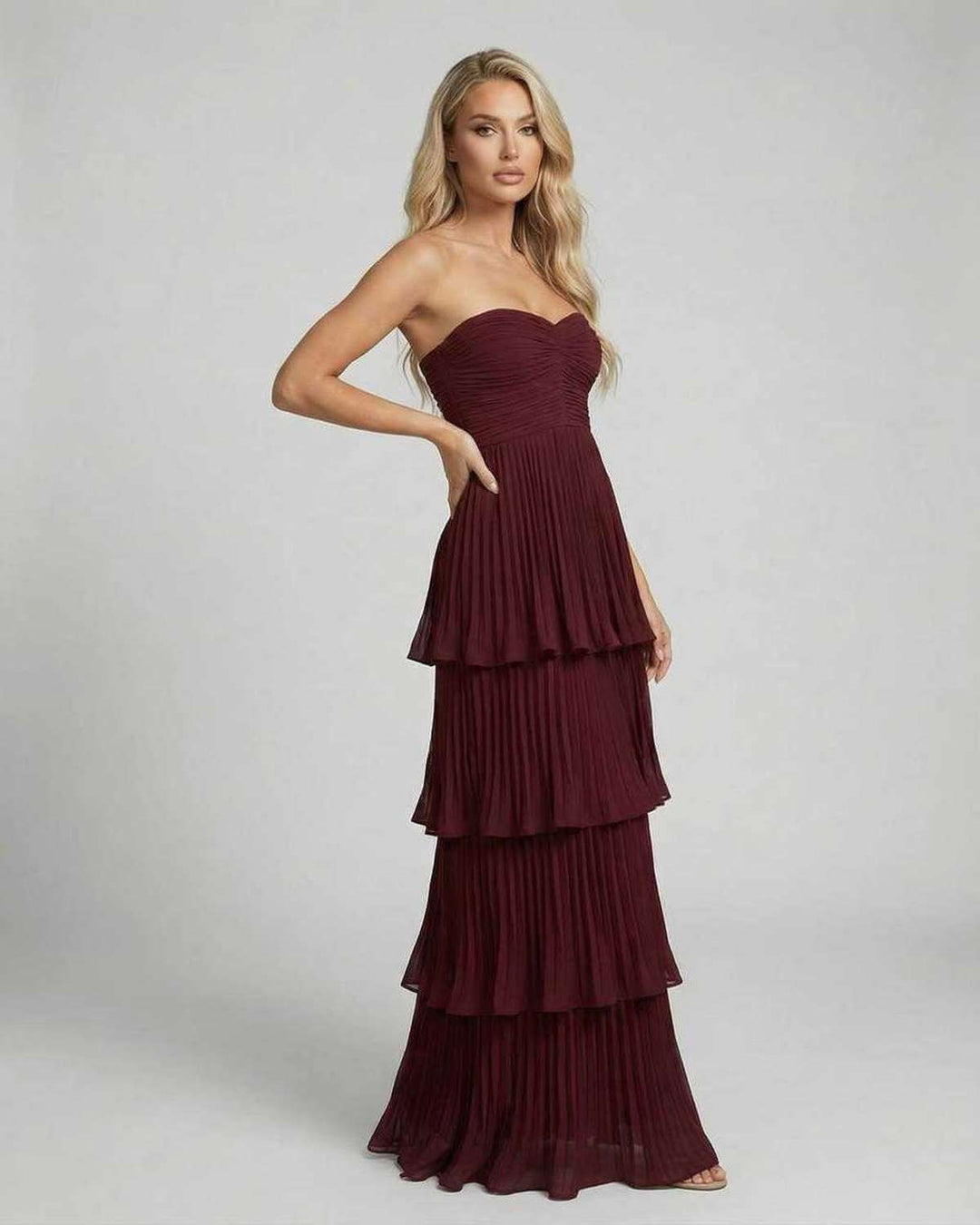 Vestido de fiesta maxi burdeos sin tirantes, realza la elegancia en cualquier celebración nocturna.