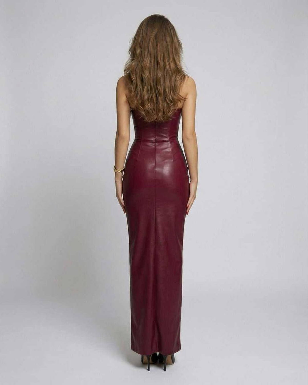 Vestido maxi formal sin mangas ajustado para mujer, realzando la silueta esculpida. Perfecto para noches elegantes.