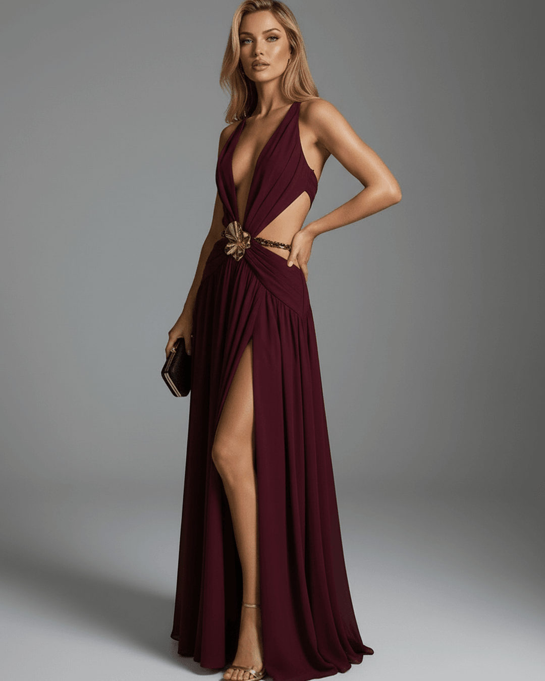 Mujer luciendo vestido maxi de noche burdeos, escote V y elegante adorno metálico.