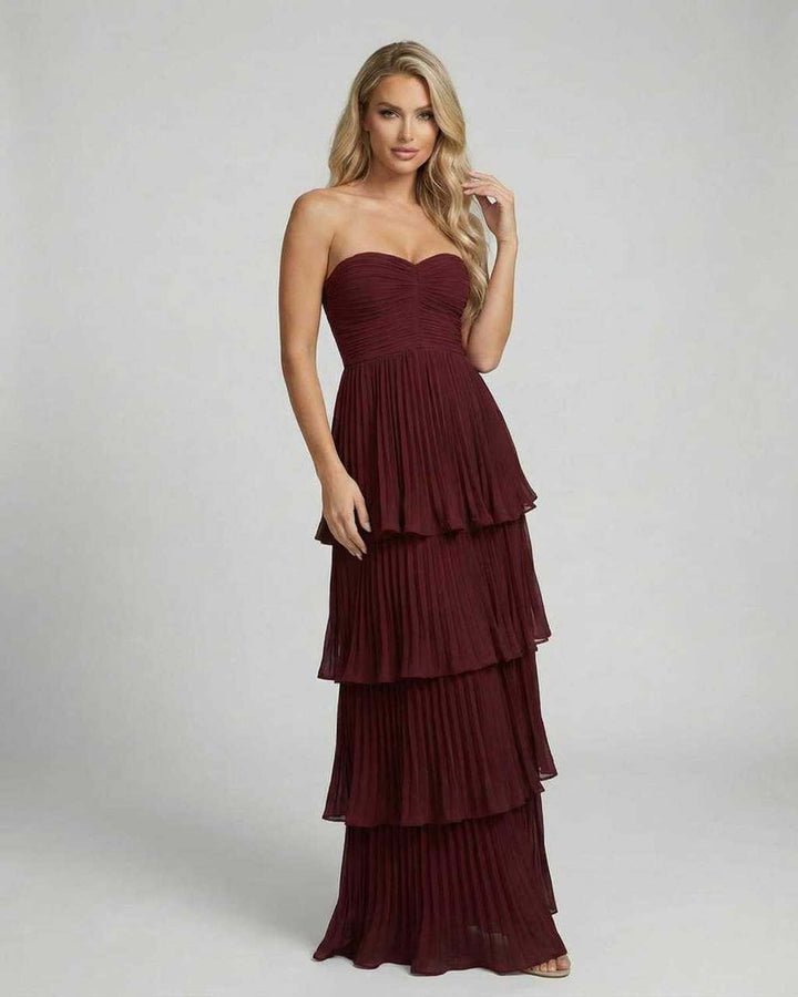 Moda femenina: Vestido burdeos sin tirantes de corte maxi, ideal para celebraciones y eventos nocturnos.