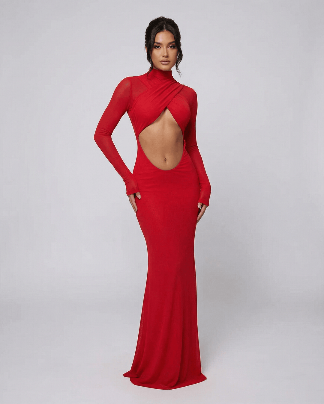 Vestido maxi blanco contemporáneo de silueta trompeta, cuello alto, manga larga y abertura lateral.