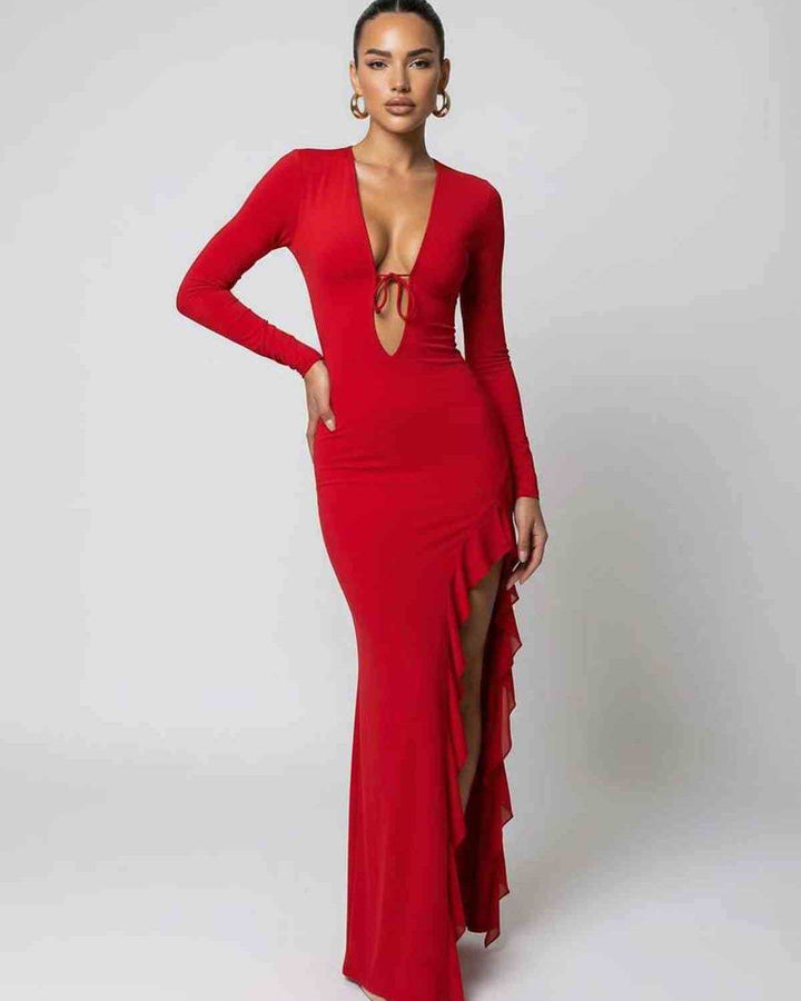 Vestido largo de fiesta Valencia con escote V, volantes delicados y abertura lateral. Diseño fluido con manga larga.