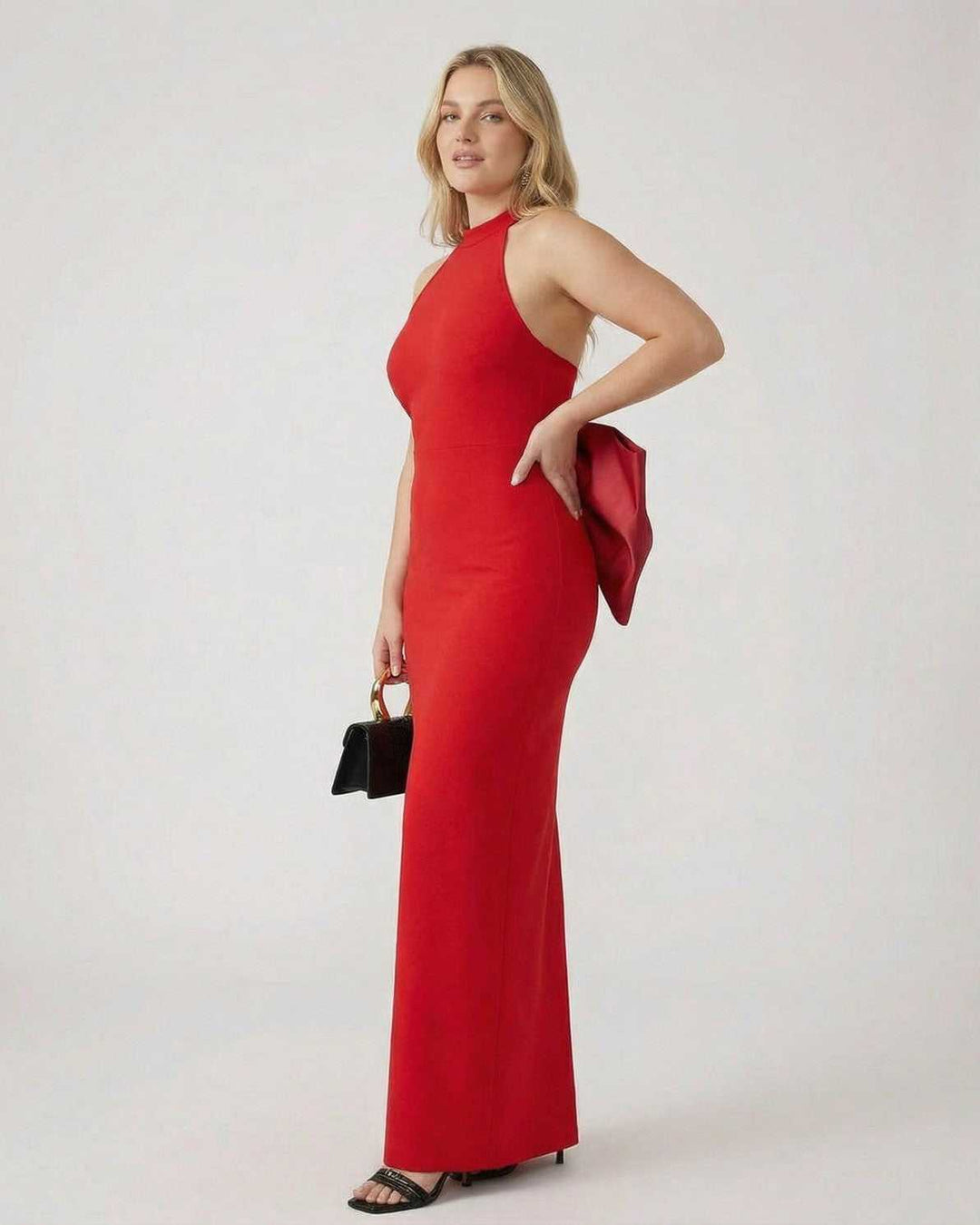Vestido elegante de mujer, largo maxi, cuello halter y lazo trasero. Ideal para eventos formales.