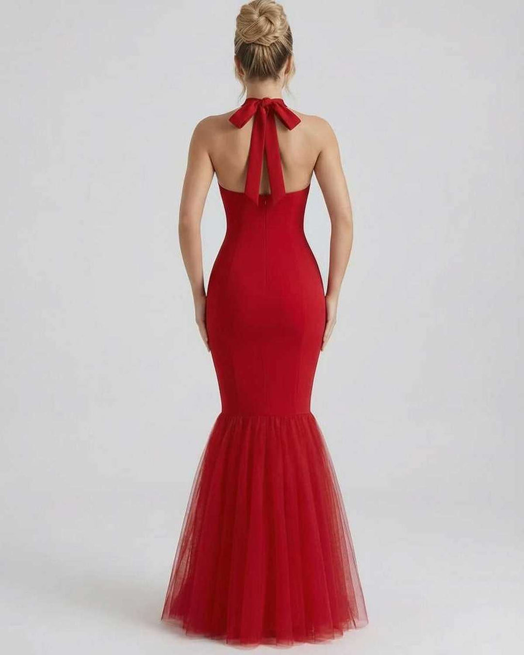 Vestido halter rojo maxi con silueta sirena y espalda abierta de tul, ideal para graduación.