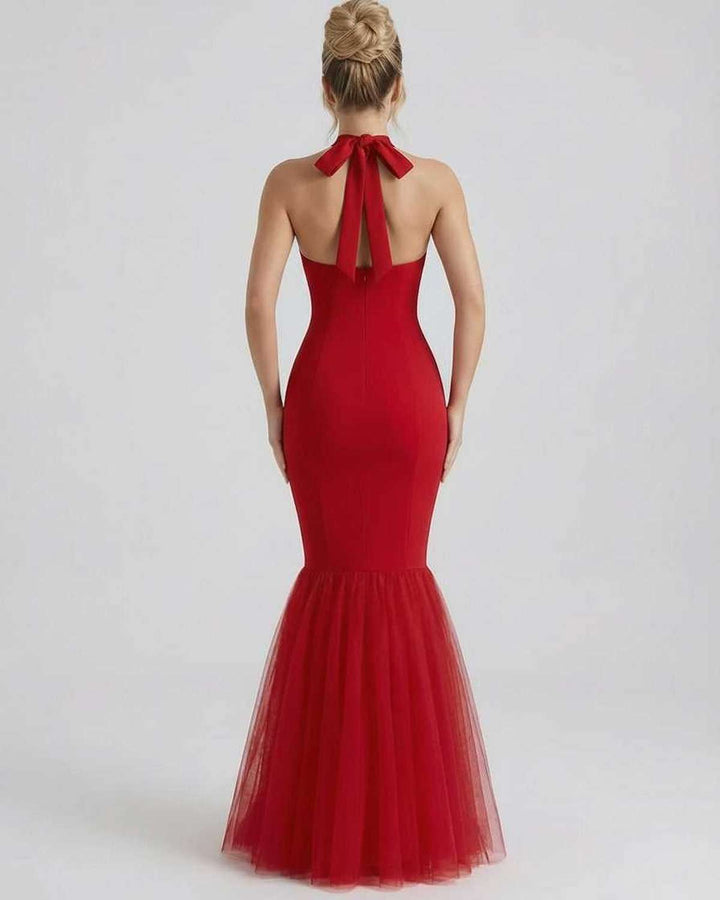 Vestido halter rojo maxi con silueta sirena y espalda abierta de tul, ideal para graduación.