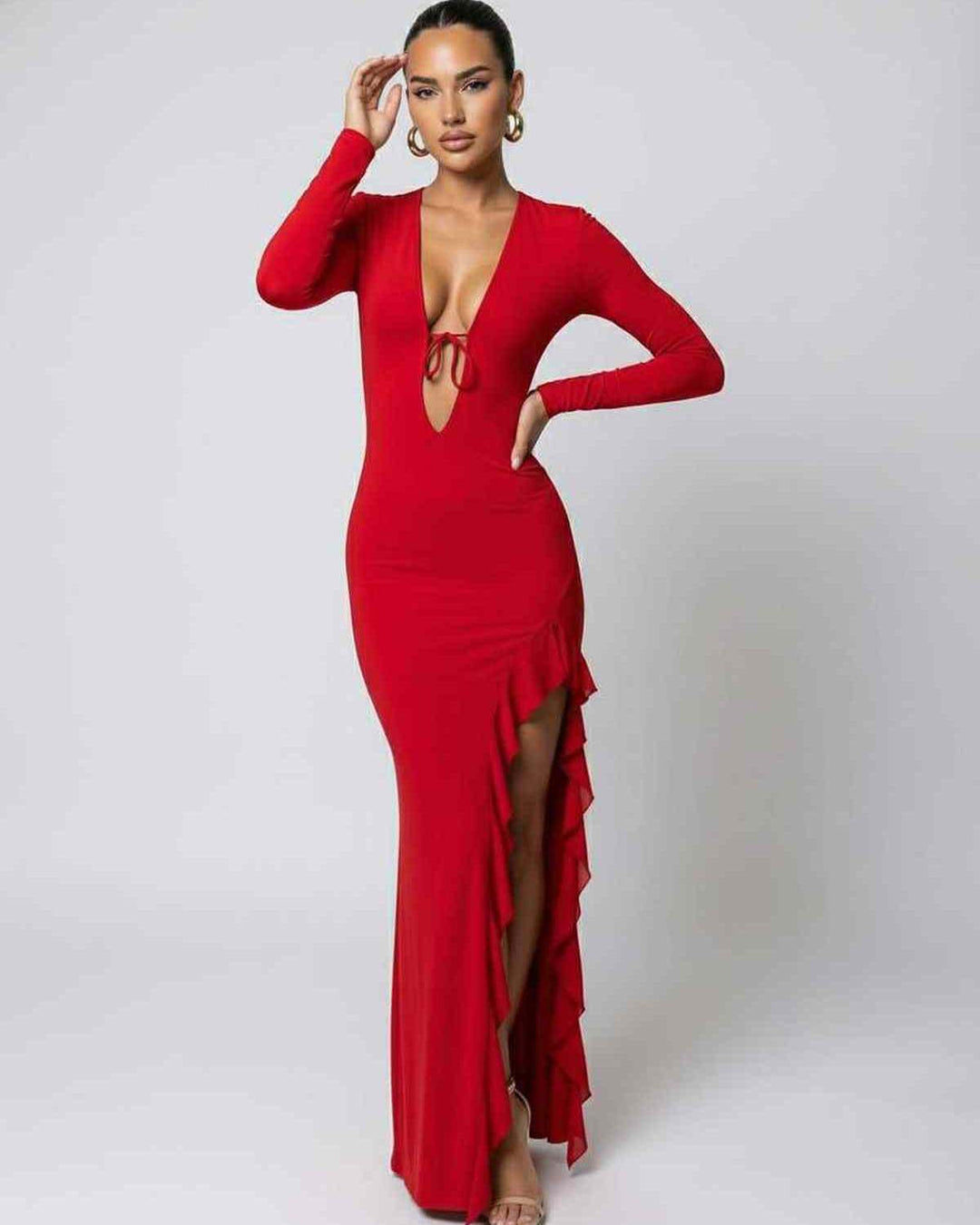 Vestido de fiesta Valencia con escote V, abertura lateral y volantes. Elegante moda de noche con silueta fluida y manga larga.