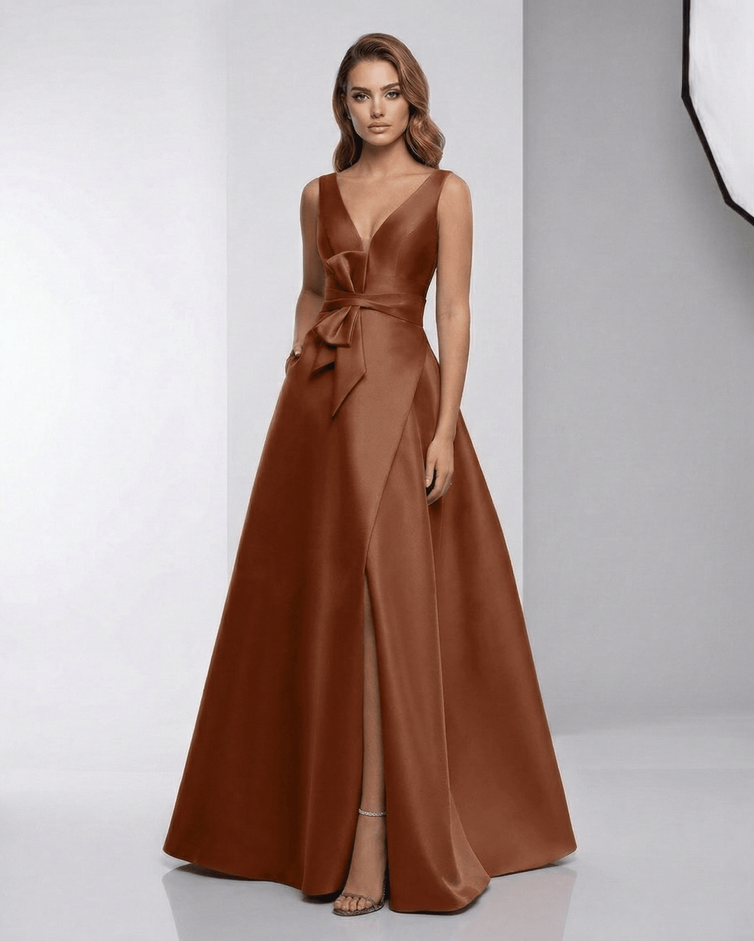 Vestido maxi blanco elegante para mujer con escote en V, ideal para noche, fiesta o invitada de boda.