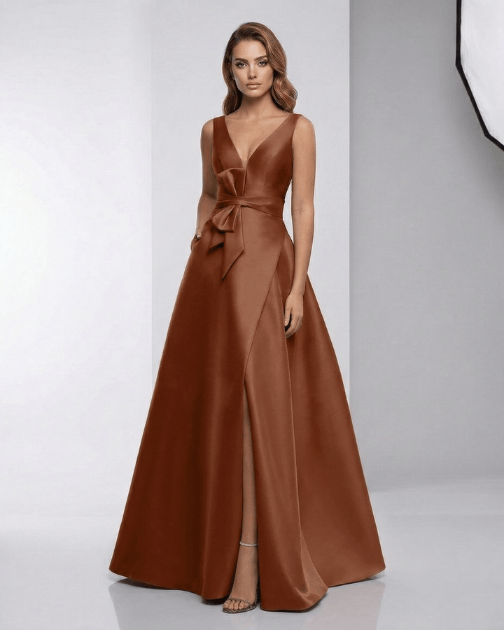 Vestido maxi blanco elegante para mujer con escote en V, ideal para noche, fiesta o invitada de boda.