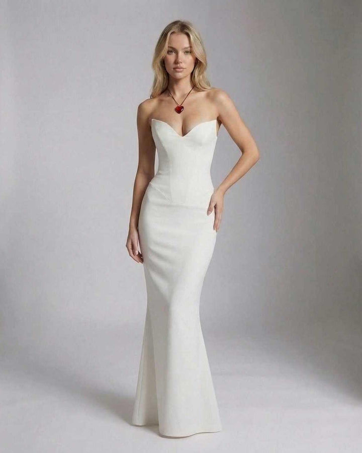 Vestido formal blanco de gala, silueta sirena sin tirantes, moda femenina para bodas.