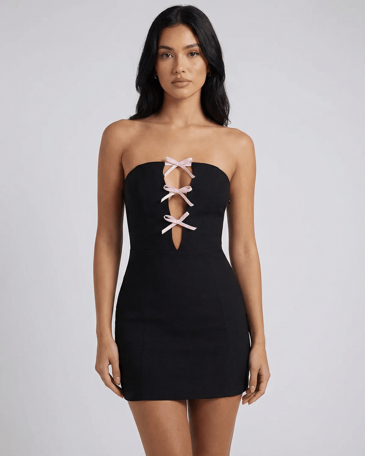 Estilizado vestido de cóctel Valencia sin tirantes. Moda femenina ajustada para fiesta y noche. Atuendo moderno y chic.