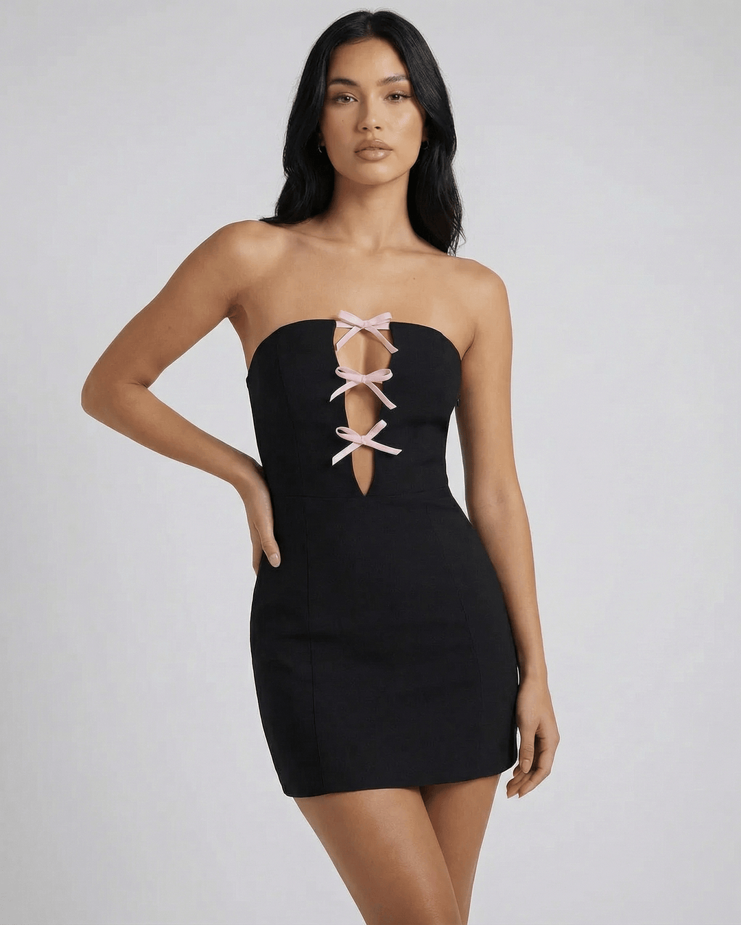 Vestido mini mujer ajustado Valencia en tela de alta calidad. Diseño sin tirantes para una noche elegante y sofisticada.