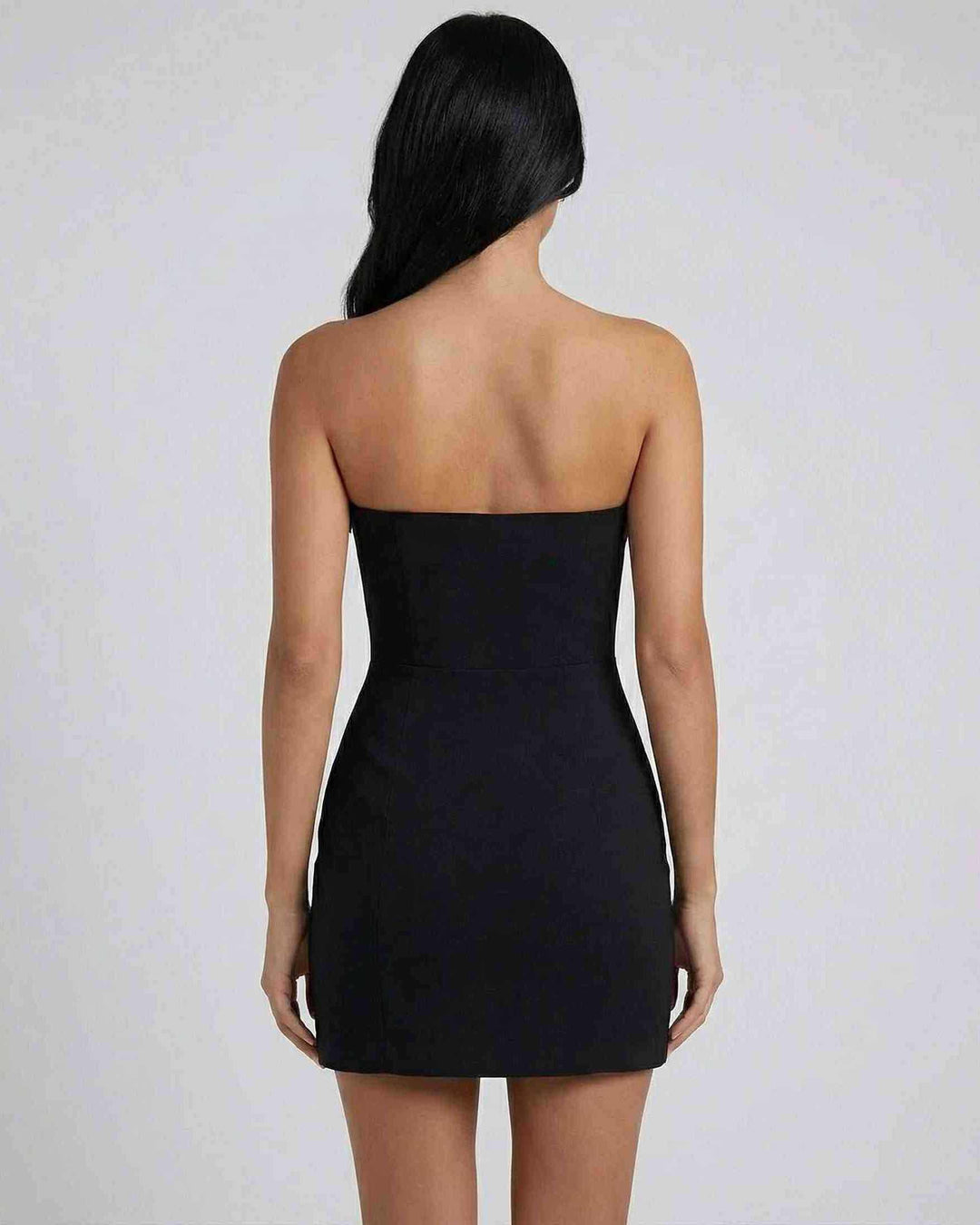 Mujer luciendo elegante vestido mini ajustado Valencia, perfecto para noches de fiesta y eventos especiales con estilo.