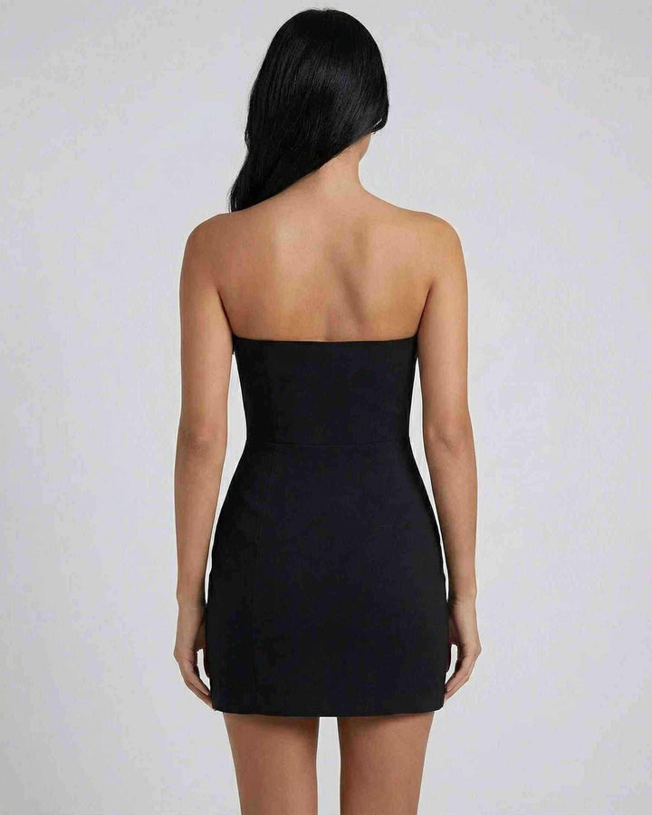 Mujer luciendo elegante vestido mini ajustado Valencia, perfecto para noches de fiesta y eventos especiales con estilo.