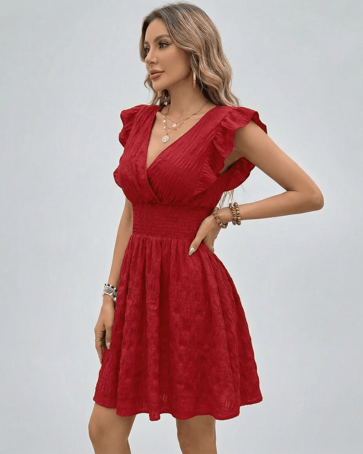 Mini vestido de mujer color rojo, ajuste favorecedor, cintura fruncida. Elegante y casual chic.