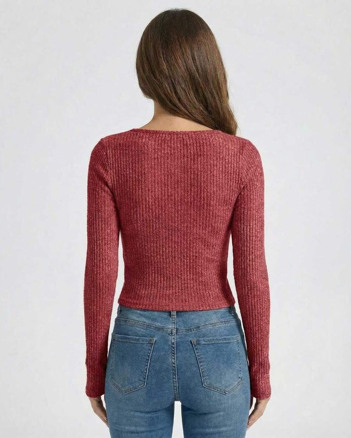 Suéter elegante de mujer con cuello en U y ajuste perfecto. Ropa moderna para otoño e invierno.