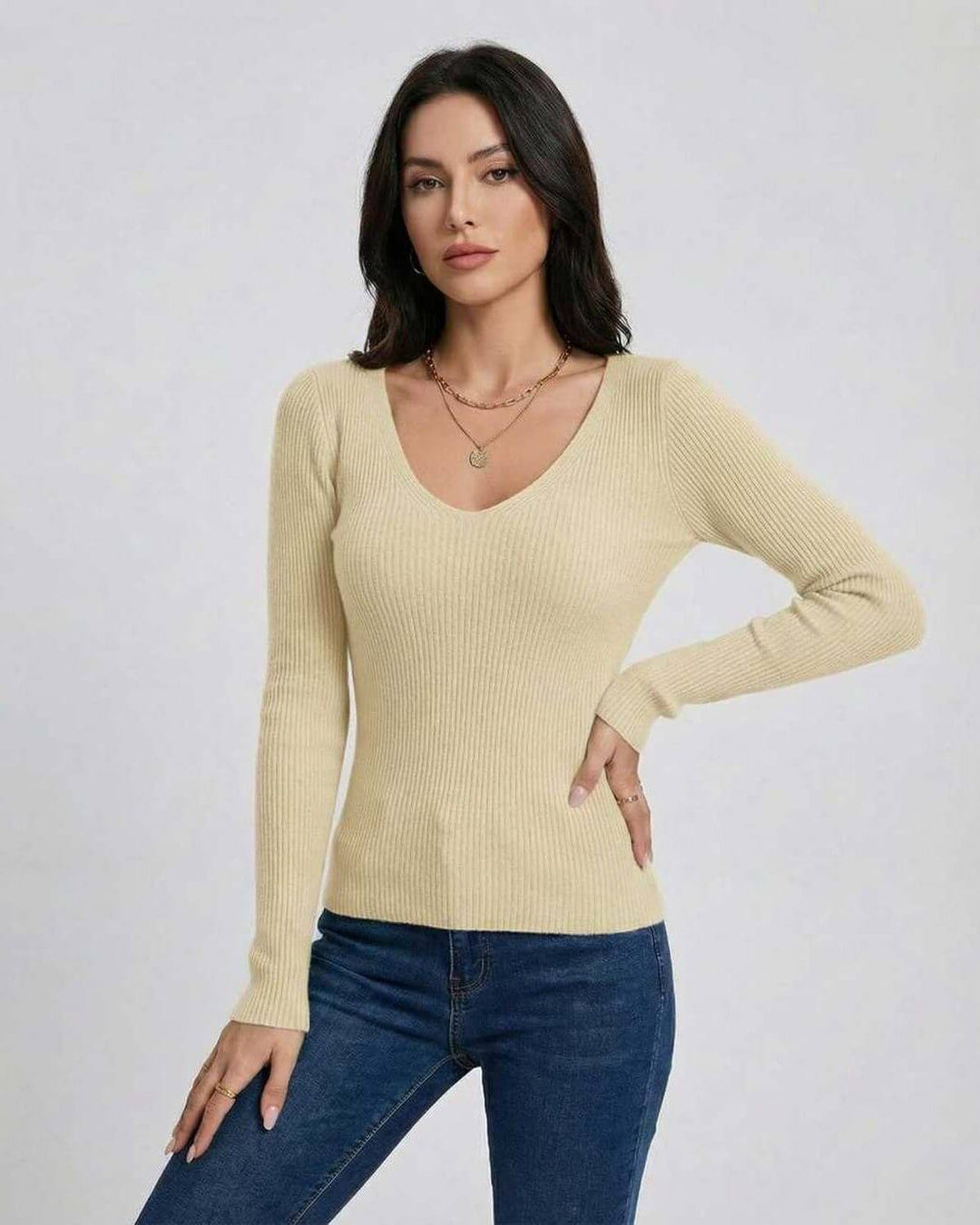 Suéter blanco de cuello V ajustado para mujer con mangas largas, ideal para otoño/invierno. Estilo moderno y versátil.