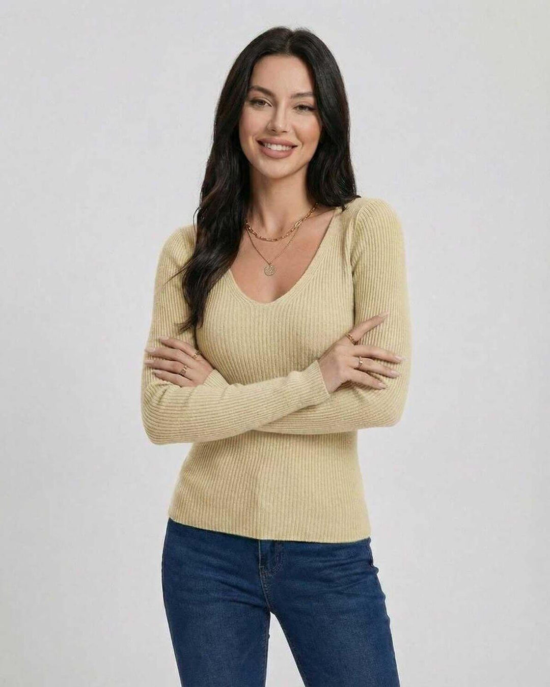 Suéter elegante de mujer con cuello V, blanco y ajustado. Prenda versátil de manga larga para otoño-invierno casual.
